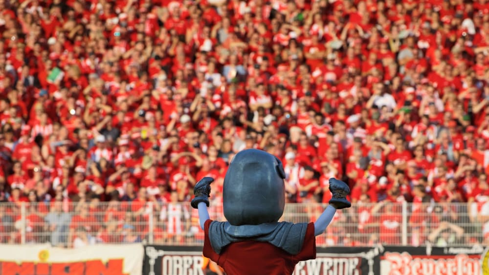 Das Heimspiel gegen den BVB lief nicht reibungslos ab. Union Maskottchen Keule weiß das auch.