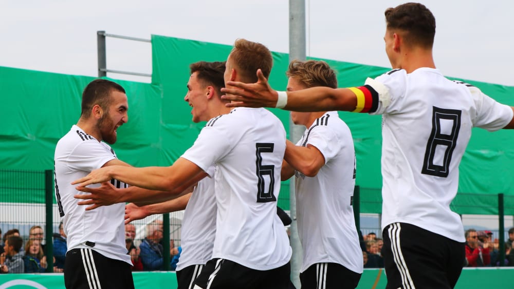 Die deutschen Junioren jubeln über den Treffer zum 1:0.