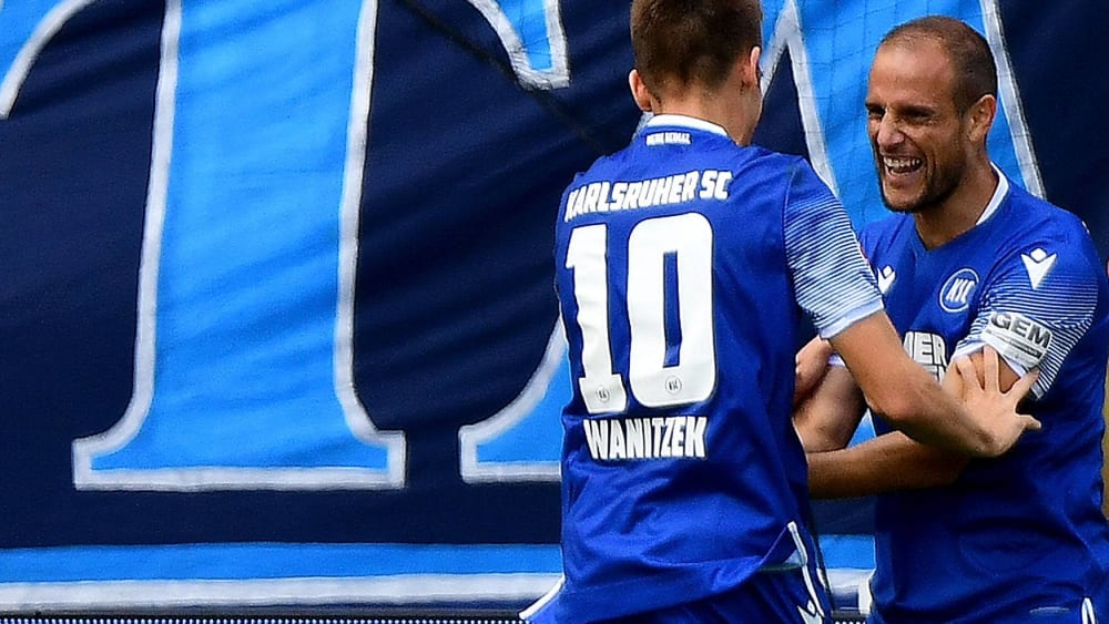Marvin Wanitzek (links) und Torschütze Manuel Stiefler