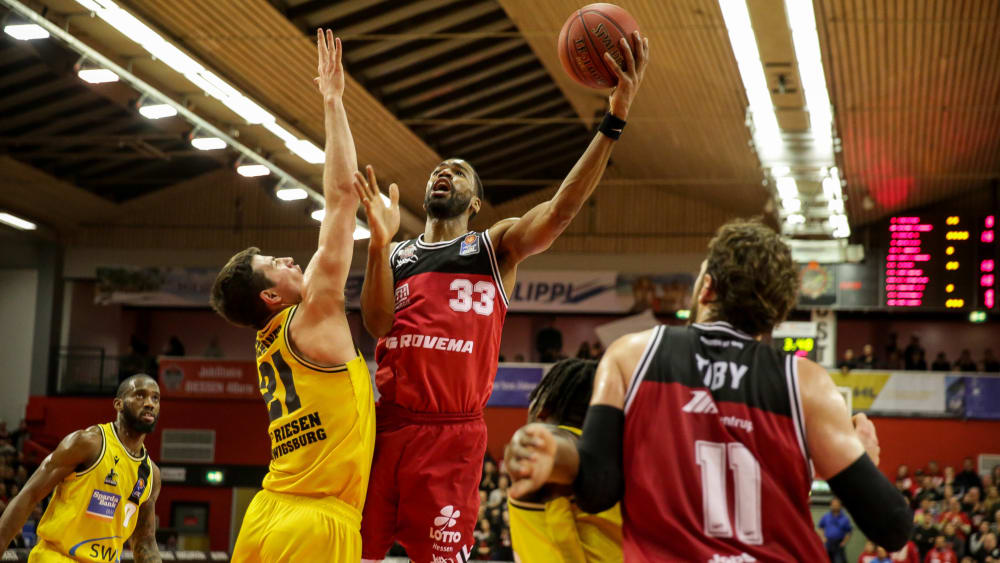 Gießen um Brandon Thomas (Nr. 33) und Matthew Tiby (Nr. 11) setzte sich gegen Ludwigsburg durch.