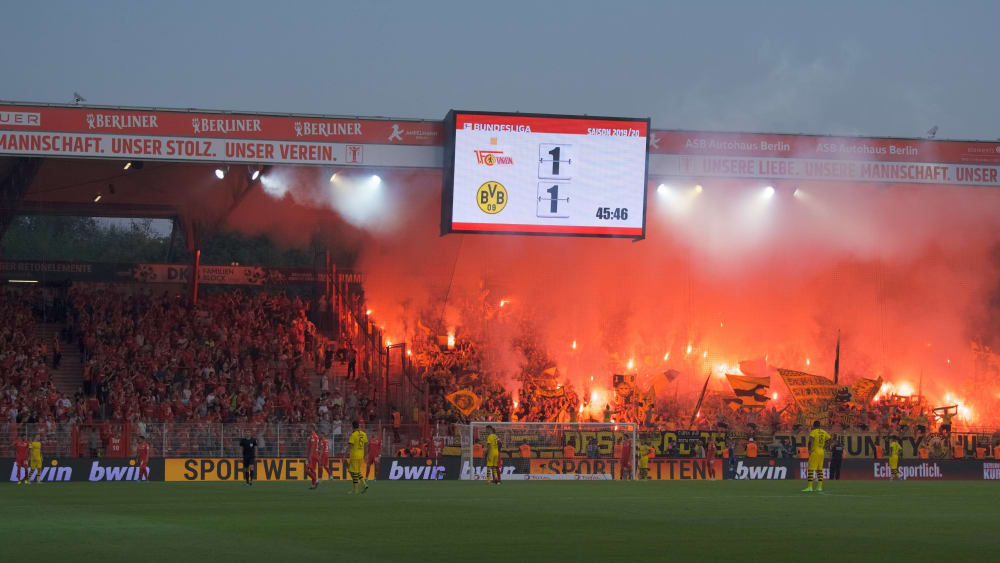 Bengalische Feuer im Dortmunder Fanblock