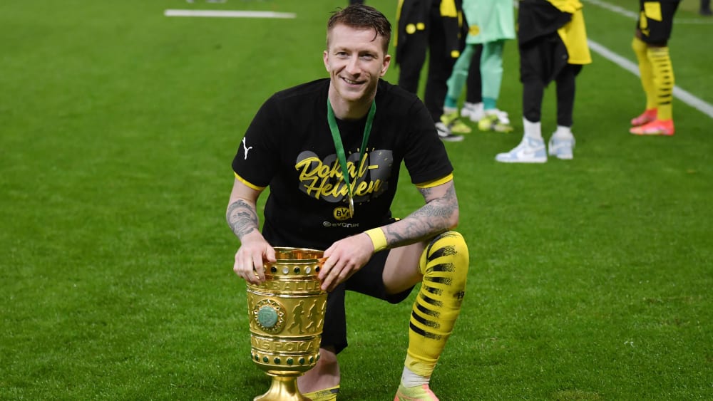BVB: Kapitän Marco Reus entkräftet den ihn begleitenden ...