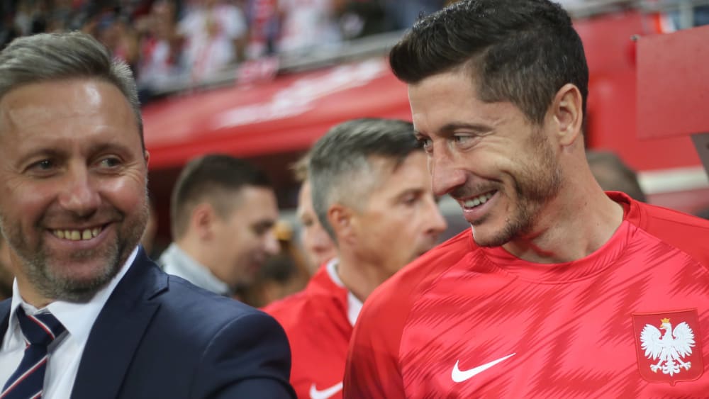 Über die Favoritenrolle uneins: Polens Trainer Jerzy Brzeczek und Robert Lewandowski.