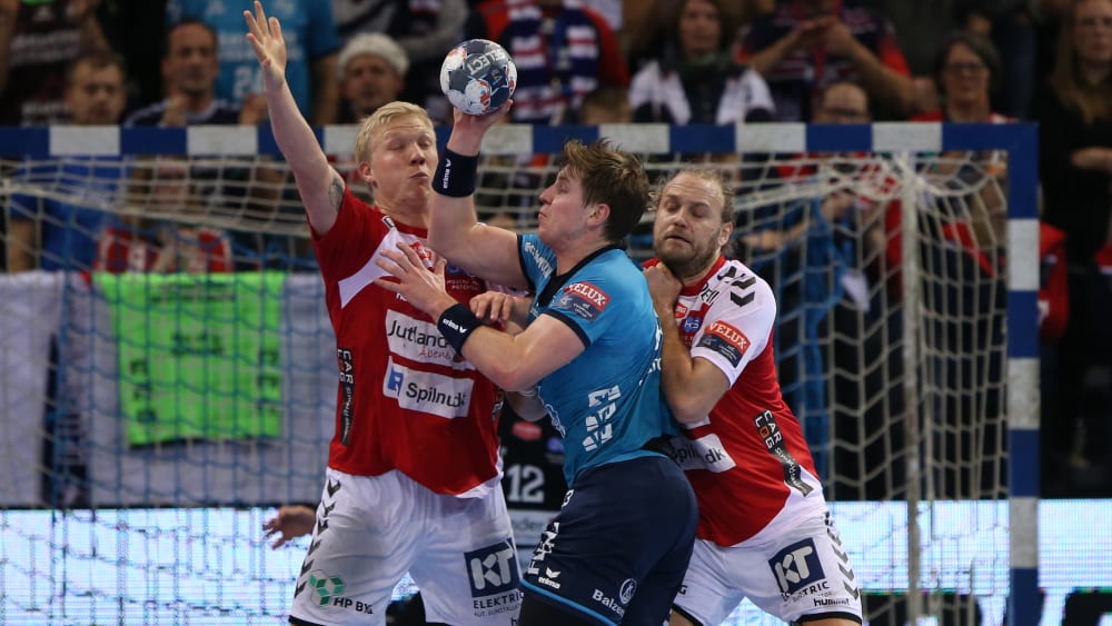 Unter Druck: Göran Sögard Johannessen gegen die Aalborger Henrik Moellgaard und Magnus Saugstrup Jensen (l.).
