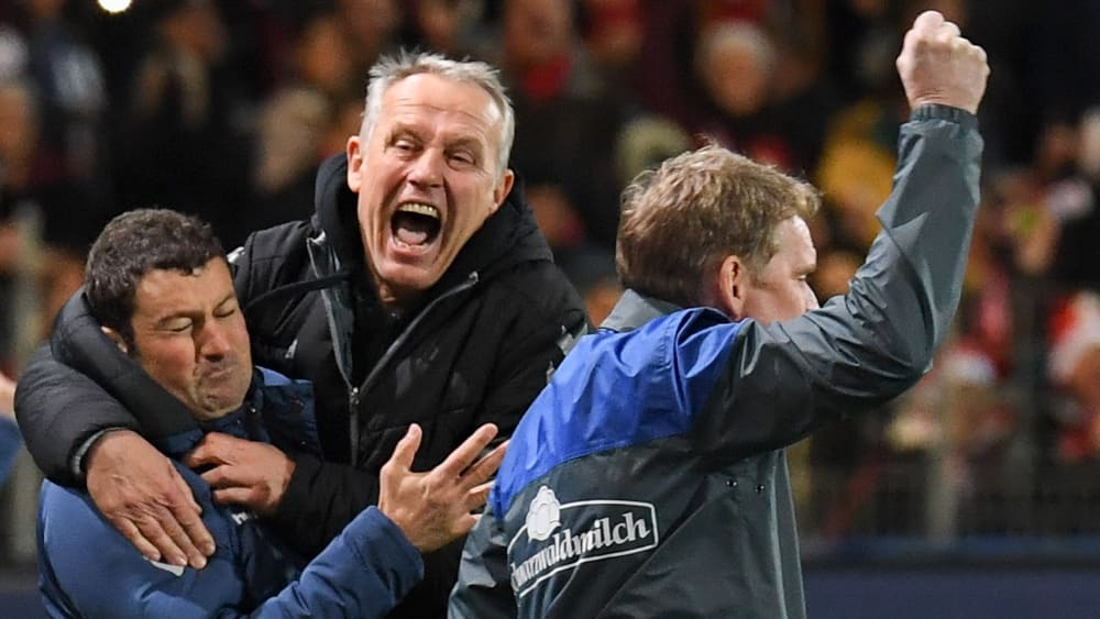 Seinem Jubel kann man sich schwer entziehen: Christian Streich mit Torwarttrainer Andreas Kronenberg (li.).