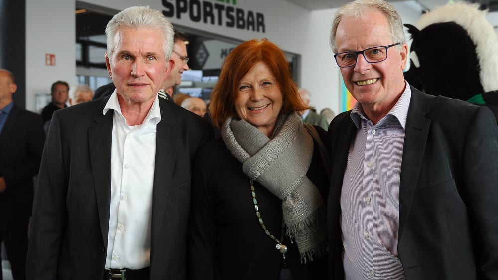 Jupp Heynckes (l.) und Herbert Wimmer gemeinsam mit Sabine Grashoff-Reiter, der Tochter des ehemaligen Borussia-Präsidenten Helmut Grashoff.