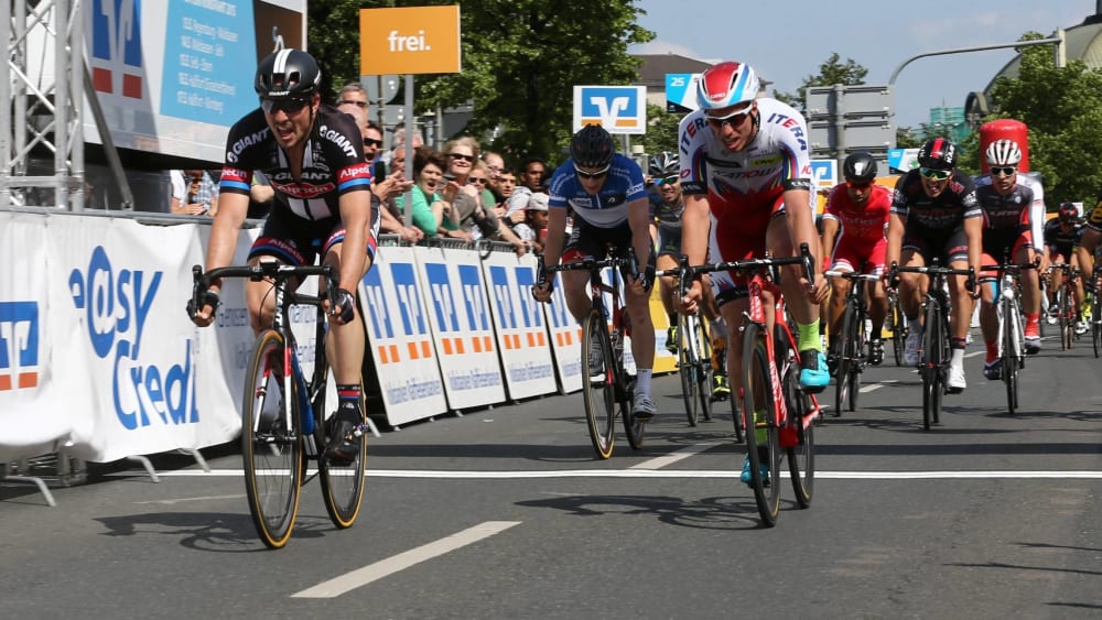 Sieger John Degenkolb (l.) und Rüdiger Selig bei der letzten Ausgabe der Bayern-Rundfahrt 2015 in Nürnberg.