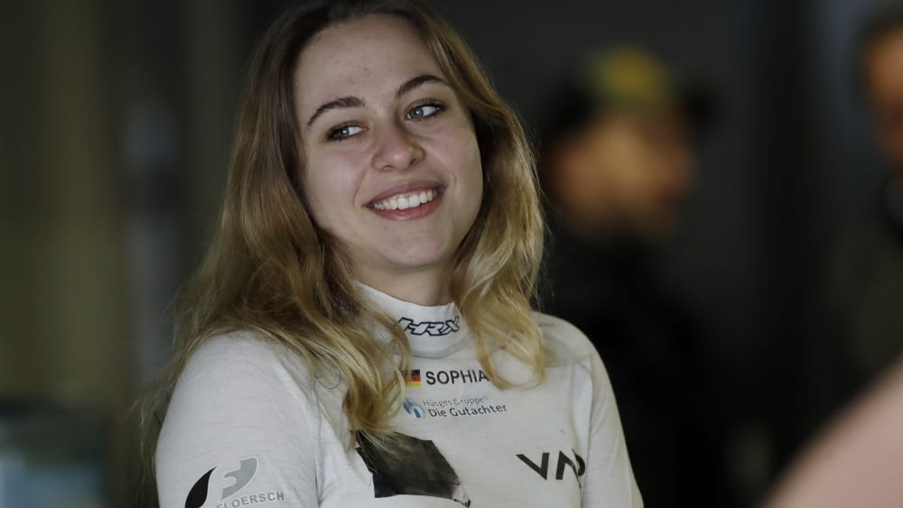 Formel-3-Pilotin Sophia Flörsch kehrt ein Jahr nach dem Horror-Unfall nach Macao zurück.
