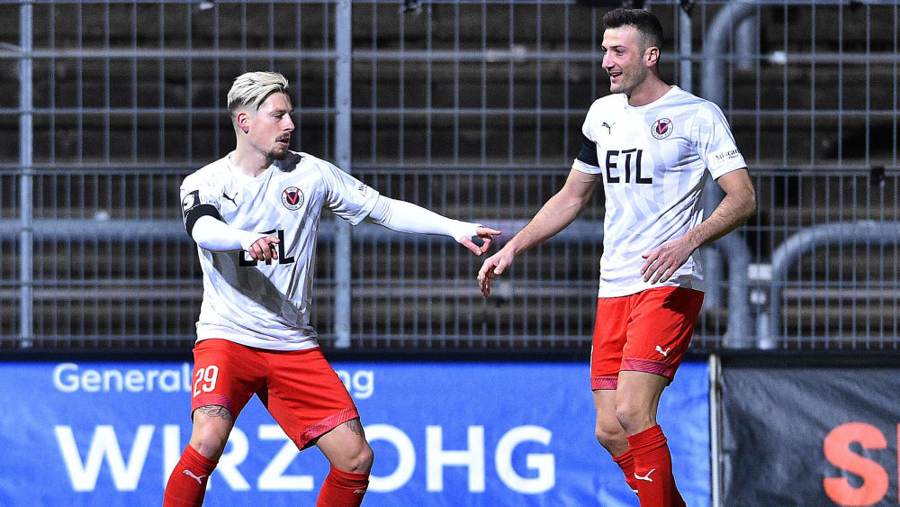 Steven Lewerenz freut sich über das 1:0