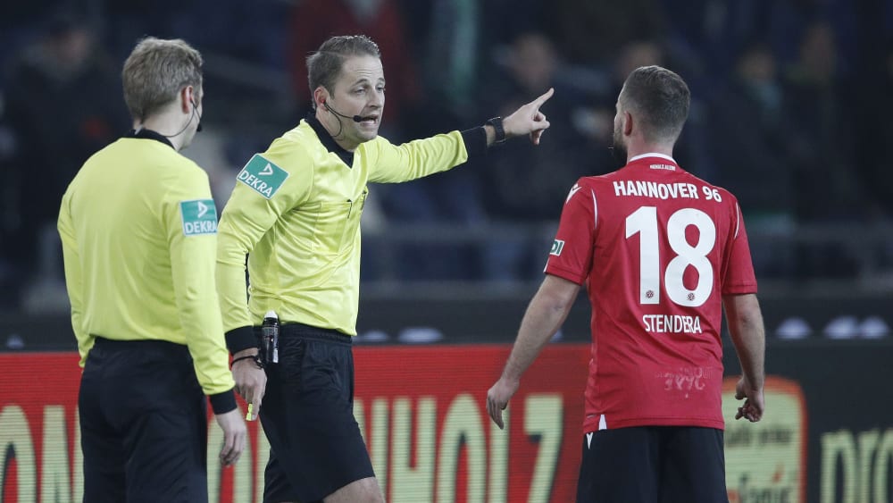 Unverständnis bei Marc Stendera, sein Treffer zum vermeintlichen 2:2 wurde zurückgenommen.