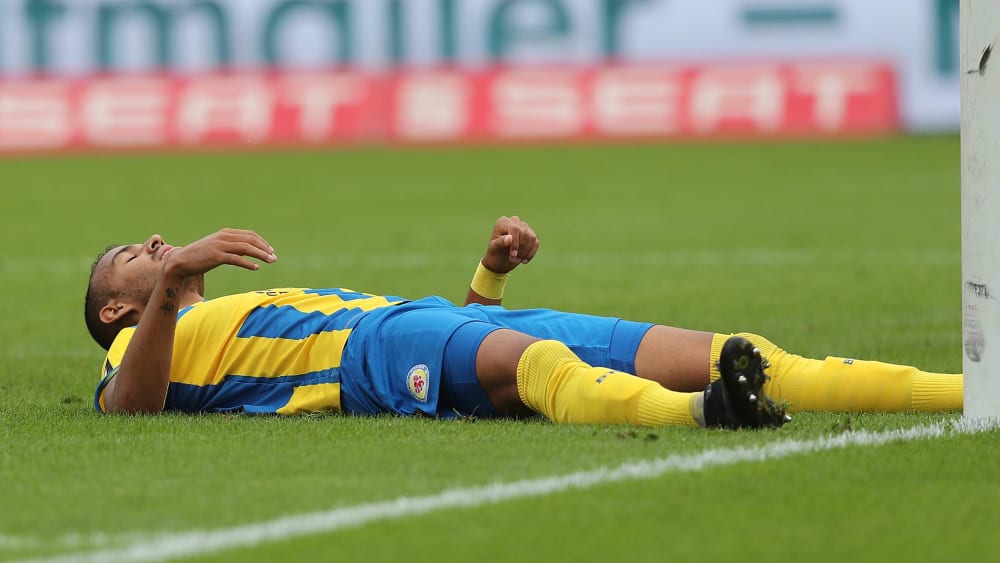 Steffen Nkansah auf dem Boden liegend