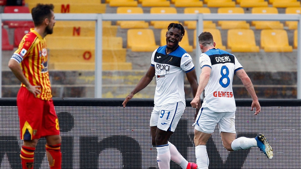 Robin Gosens beglückwünscht Atalanta-Torschütze Duvan Zapata