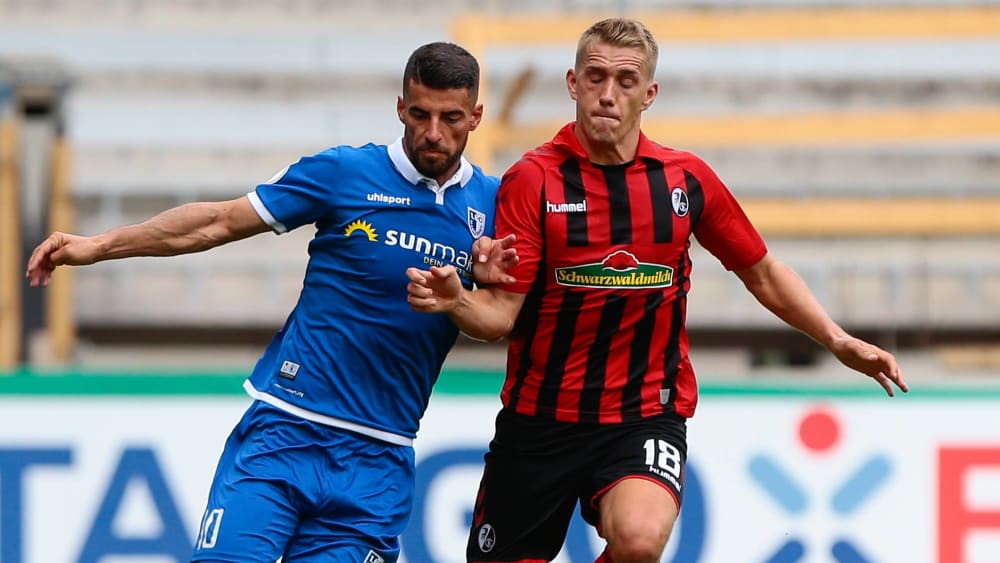 Magdeburgs Jürgen Gjasula (li.) und Nils Petersen im Laufduell.
