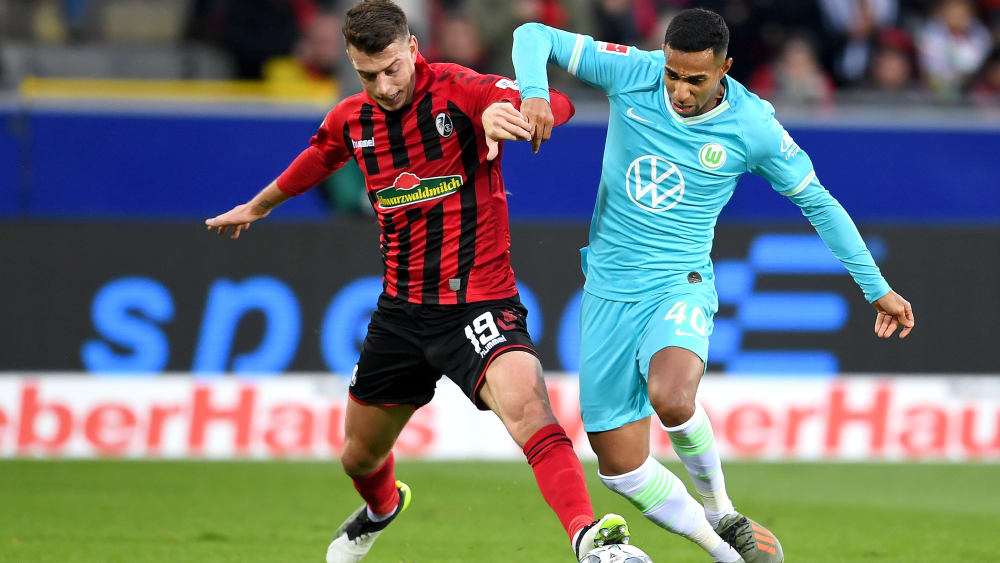 Kampf um den Ball zwischen Freiburgs Janik Haberer (li.) und Wolfsburgs Joao Victor.
