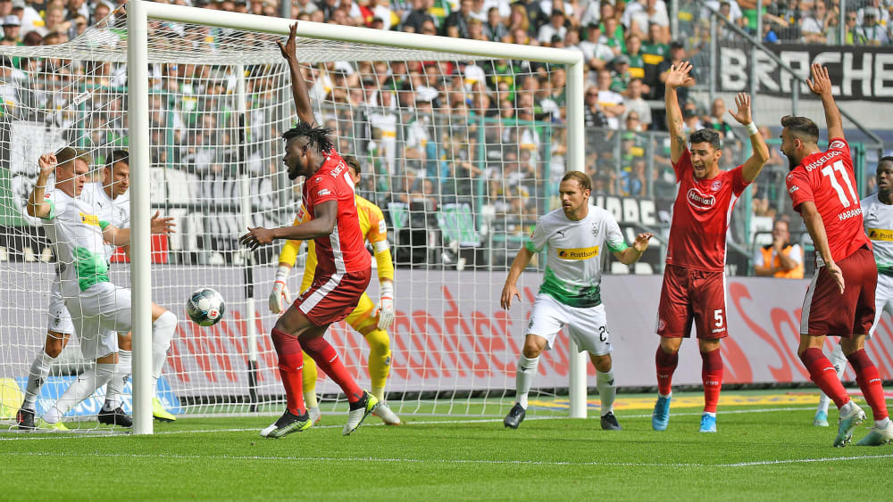 Gelungener Start: Kasim Adams (3.v.l.) erzielt das frühe 1:0 der Düsseldorfer.