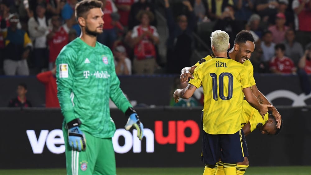 Sven Ulreich ist geschlagen - im Hintergrund jubeln Mesut Özil und Pierre-Emerick Aubameyang