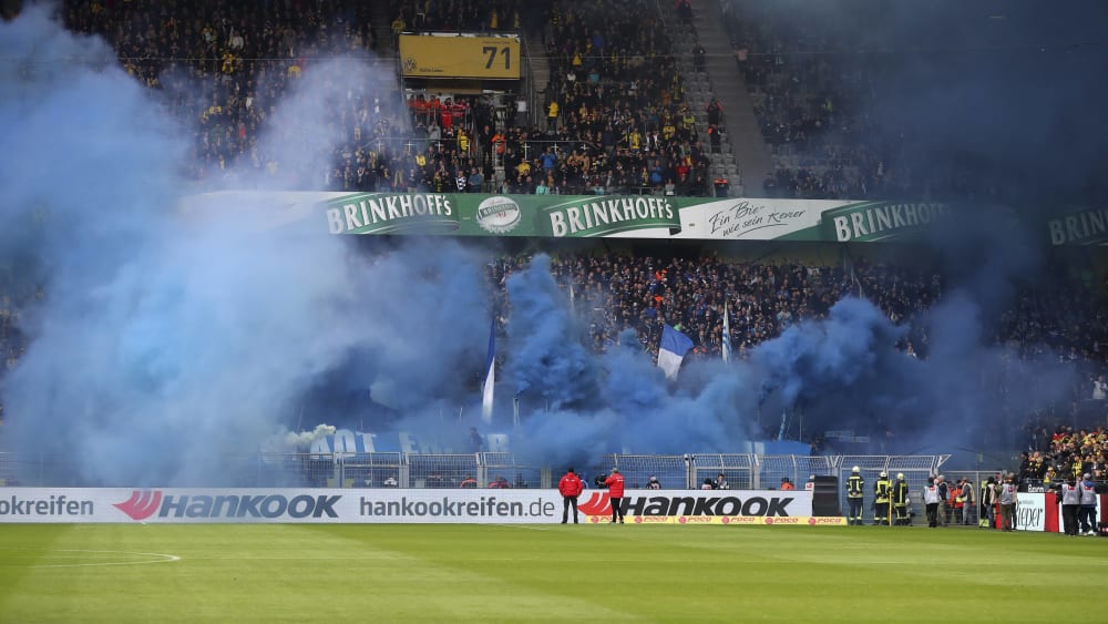 Rauch im Schalke-Block