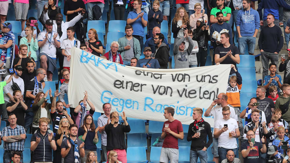 Klare Kante: Viele HSV-Fans stellten sich aktiv vor ihren Angreifer und appellierten für Menschlichkeit.