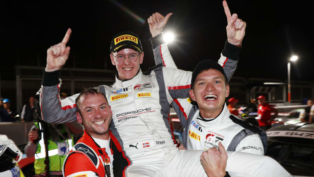 Das Frikadelli Racing Team um Nick Tandy (l.), Dennis Olsen (M.), Mathieu Jaminet (r.) jubeln nach dem Rennen in Südafrika