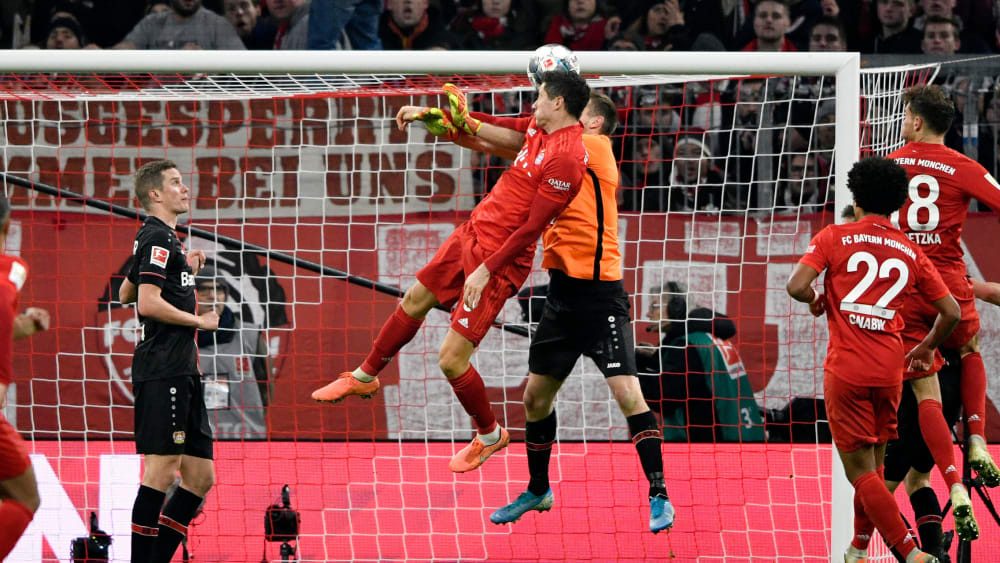 Robert Lewandowski köpft an die Latte.