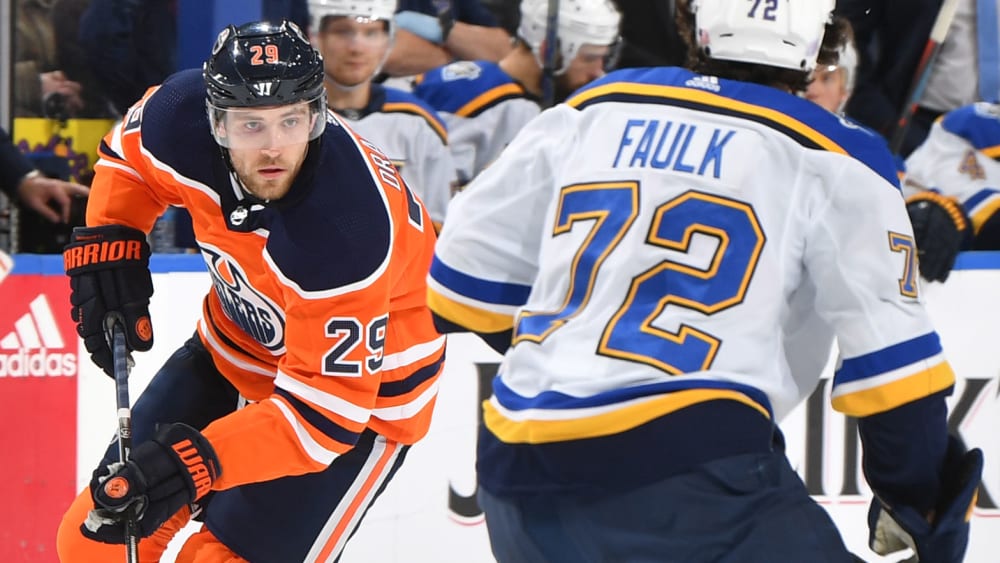 Oilers-Stürmer Leon Draisaitl versucht, an Blues-Verteidiger Justin Faulk vorbeizukommen.