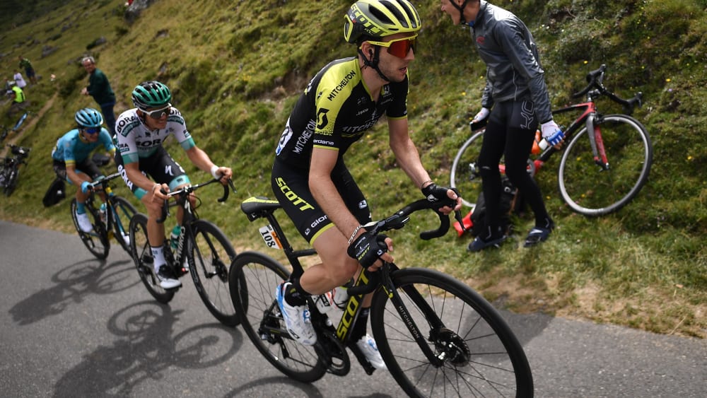 Simon Yates vor Gregor Mühlbauer und Pelle Bilbao