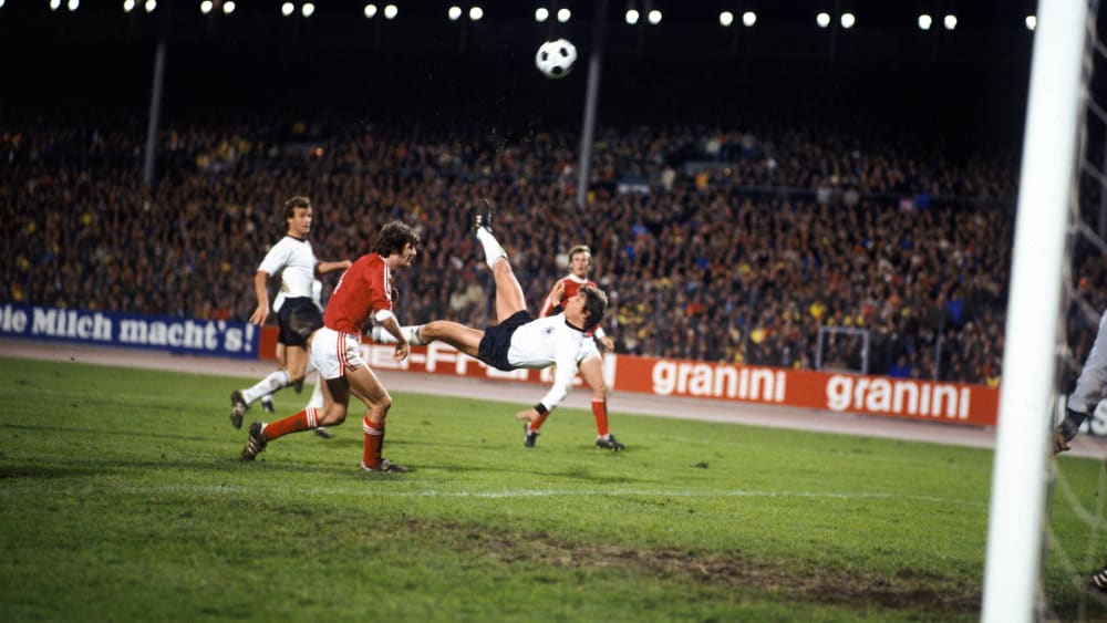 1977 - "Mister Fallrückzieher" Fischer erzielt Tor des Jahrhunderts