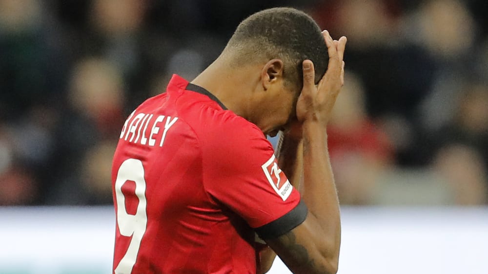 Leon Bailey nach seiner Roten Karte gegen Gladbach