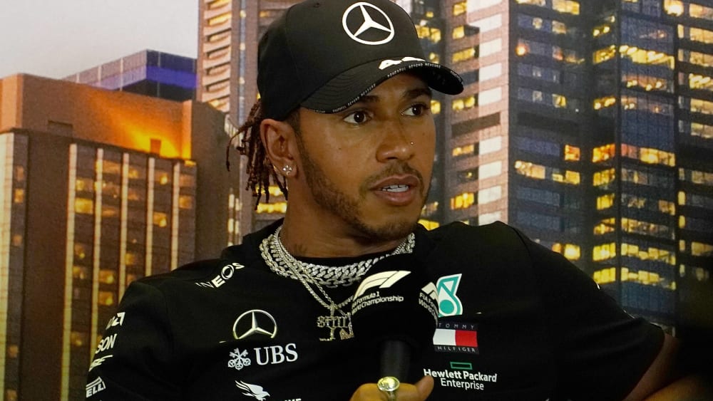Weltmeister Lewis Hamilton übt Kritik am Formel-1-Auftakt in Melbourne.