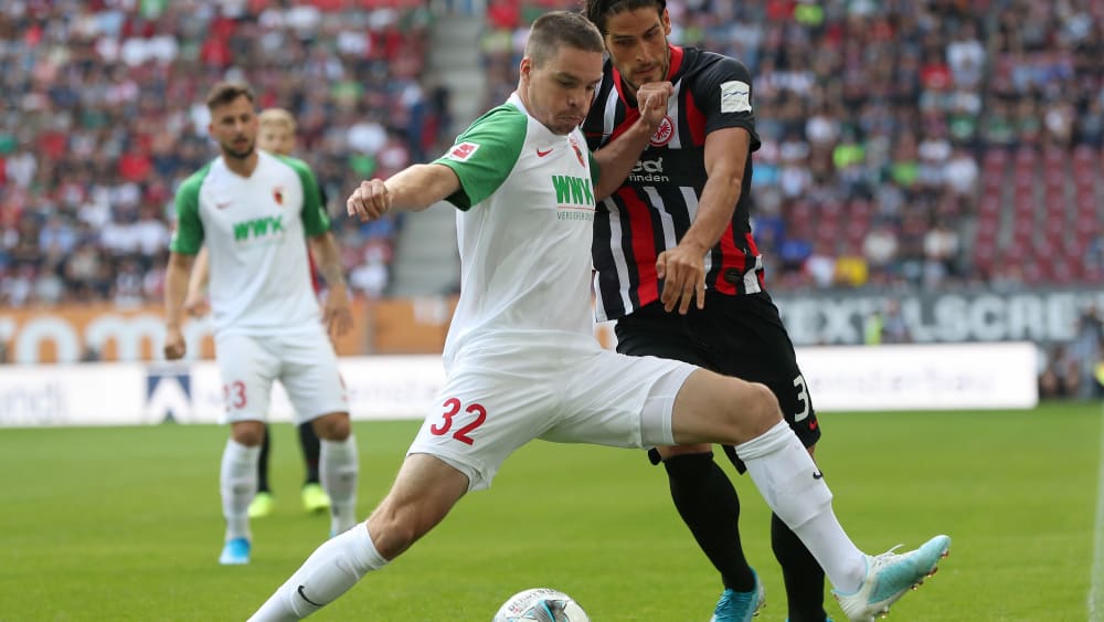 Gegen Frankfurt in der Startelf, in Freiburg nicht im Kader: Augsburgs Raphael Framberger, vorne gegen Paciencia.