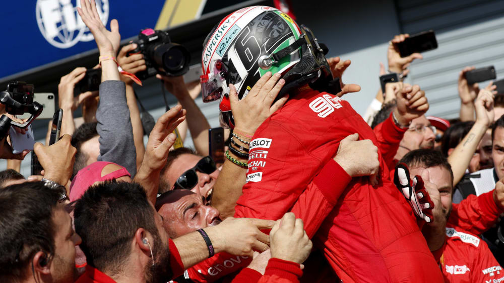 Frenetischer Jubel: Die Scuderia Ferrari feiert Charles Leclerc.