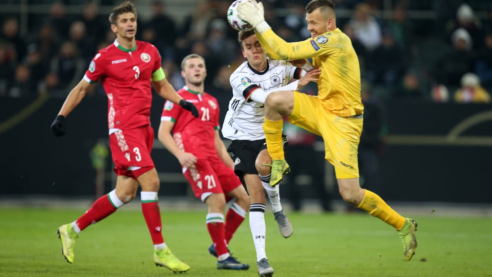 Kurz vor dem Zusammenstoß: Weißrusslands Keeper Aleksandr Gutor ist vor Luca Waldschmidt am Ball.