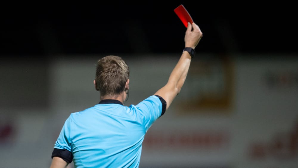 Auf den Profiplätzen gibt es seit der Rückrunde schneller Karten für Unsportlichkeiten