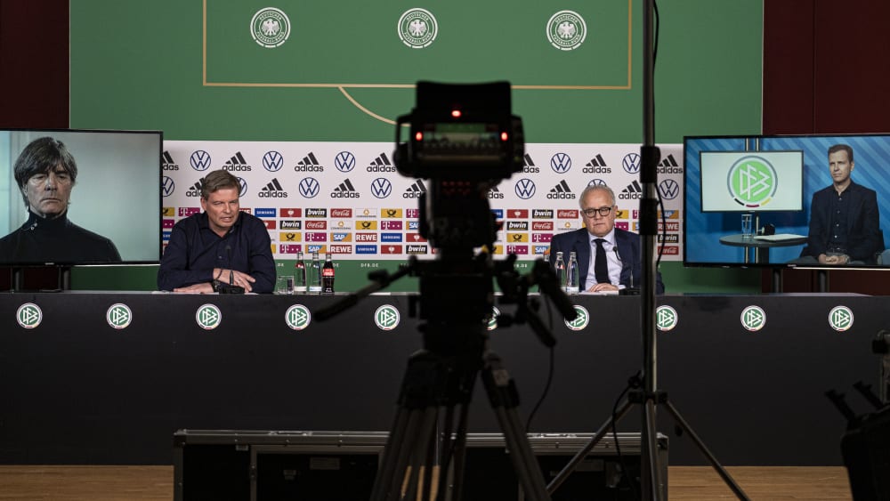 Einzigartige Szenerie: Joachim Löw, Jens Grittner, Fritz Keller und Oliver Bierhoff (v.l.) bei der DFB-Pressekonferenz am Mittwoch.