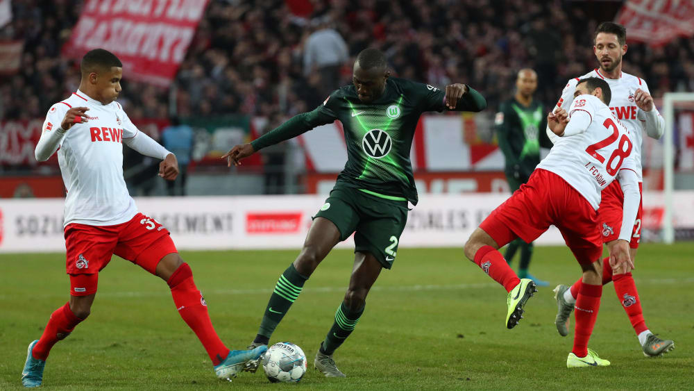 Wolfsburgs Kapitän Josuha Guilavogui (Mitte) im Kampf um den Ball