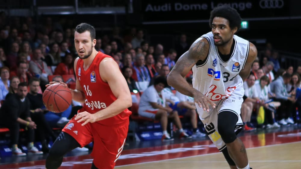 Paul Zipser gegen Aaron Jones (re.)
