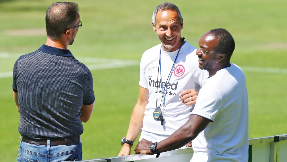 Frankfurts Trainer Adi Hütter (Mi.). hier mit Manager Fredi Bobic (li.) und Scout Ben Manga.
