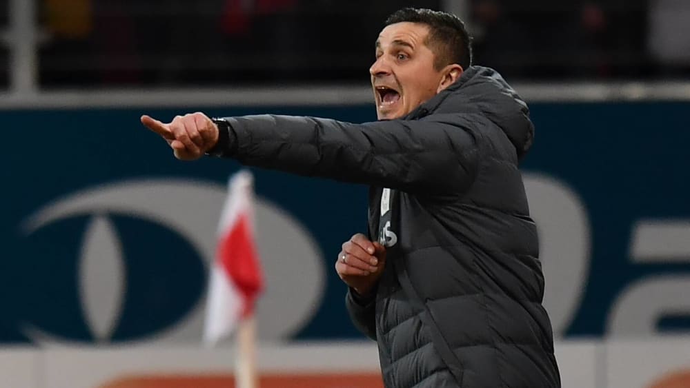 Regensburgs Trainer Mersad Selimbegovic muss gegen Wehen Wiesbaden Marco Grüttner ersetzen.