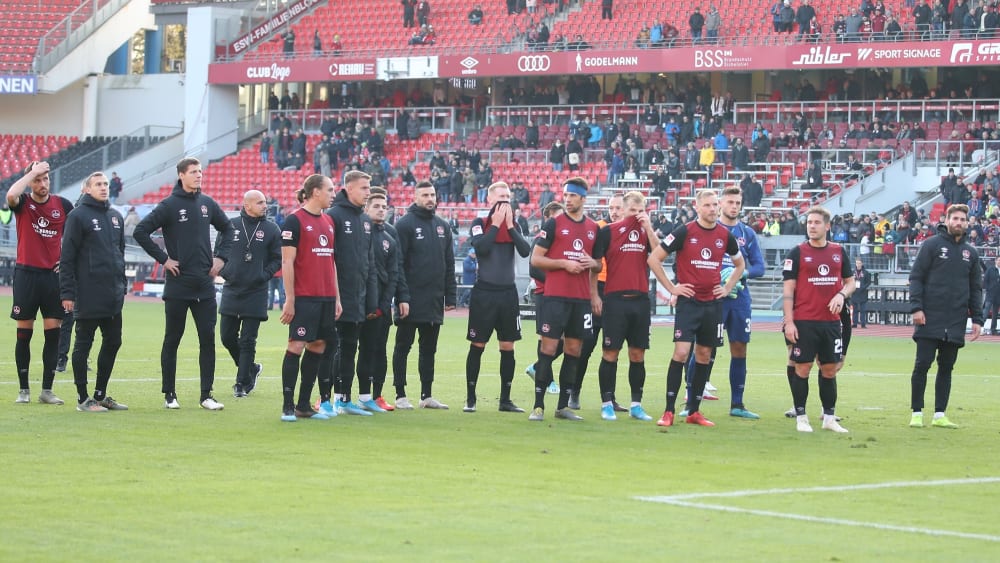 Die Nürnberger Mannschaft stellt sich den Fans