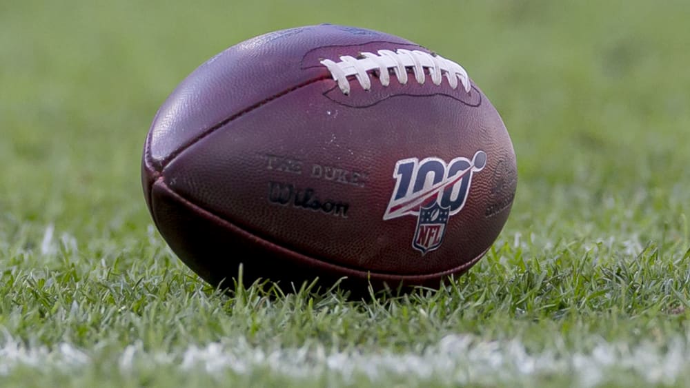 Das ist ein Football aus der National Football League.