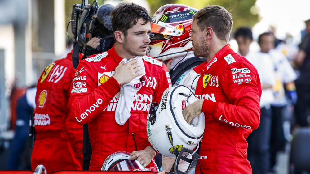 Raus aus dem WM-Rennen: Die Ferrari-Piloten Sebastian Vettel (re.) und Charles Leclerc.