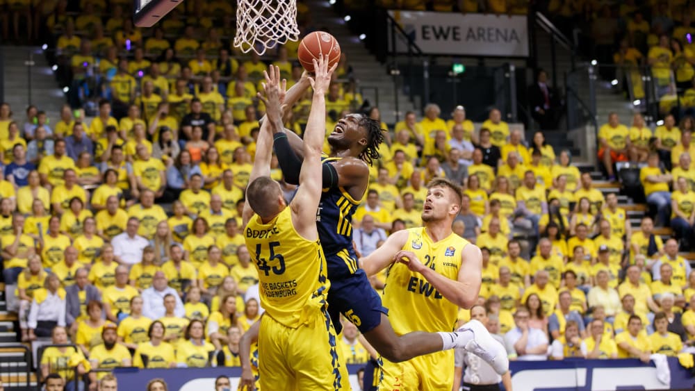 Abflug: Landry Nnonko hebt ab, die Oldenburger Nathan Boone und Rasid Mahalbasic (r.) schauen zu.