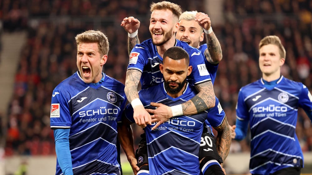 Bielefeld Halt Stuttgart Auf Distanz Hsv Zuruck Auf Der