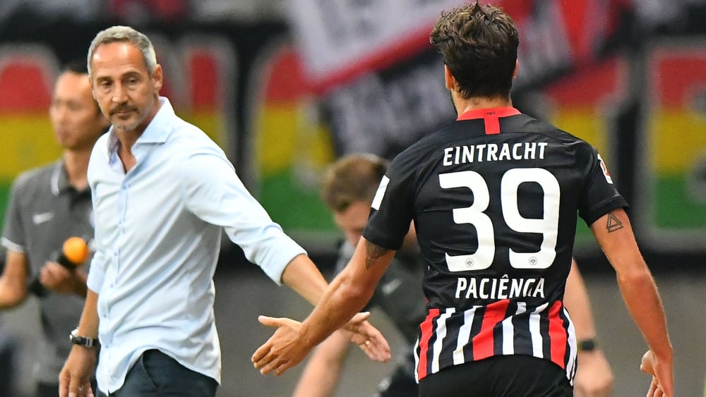 Adi Hütter klatscht zufrieden mit Goncalo Paciencia ab.