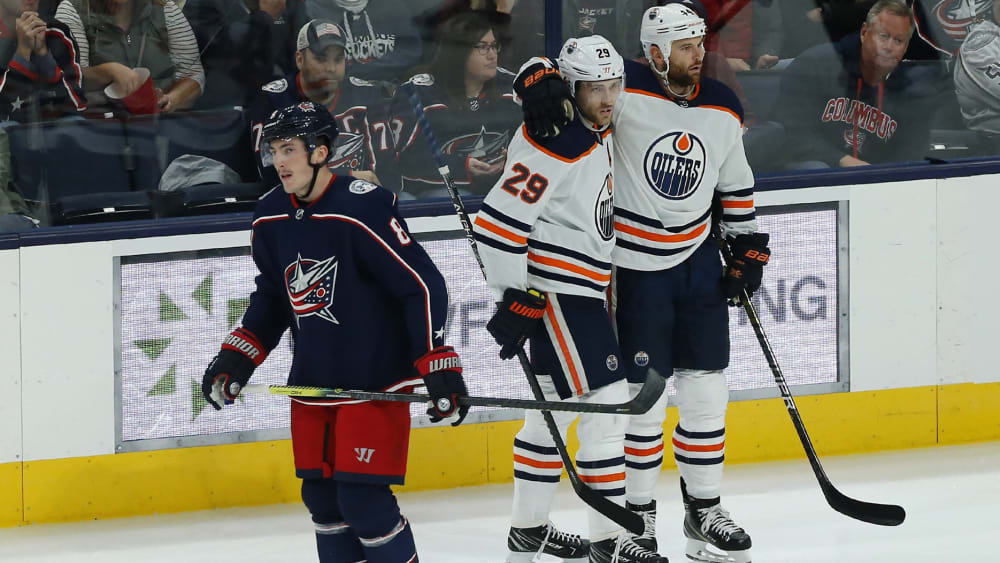 Edmontons zweifacher Torschütze Leon Draisaitl wird und sein Teamkollege Zack Kassian (r.)