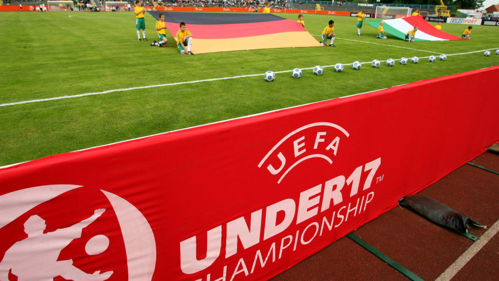 Bande bei U-17-Spiel