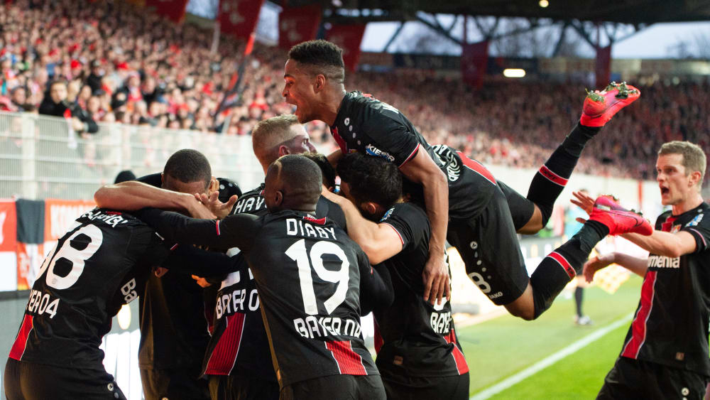Die Leverkusener Spieler feiern Siegtorschütze Karim Bellarabi