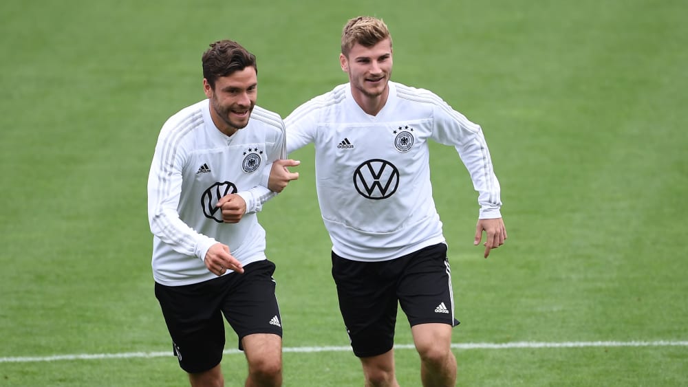 Timo Werner, hier rechts beim Trainingsspaß mit Jonas Hector