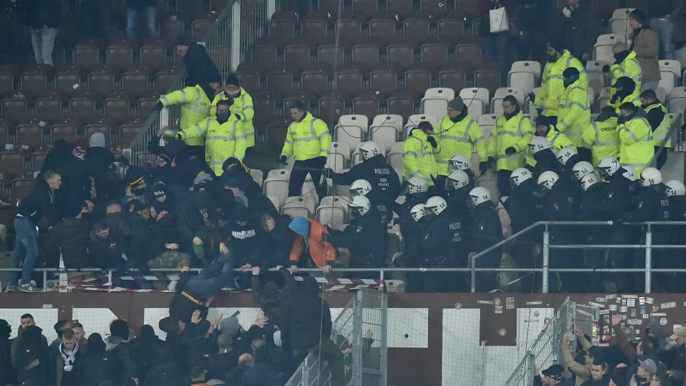 Personen aus dem Dresdner Gästeblock versuchen, in den Heimbereich zu gelangen.