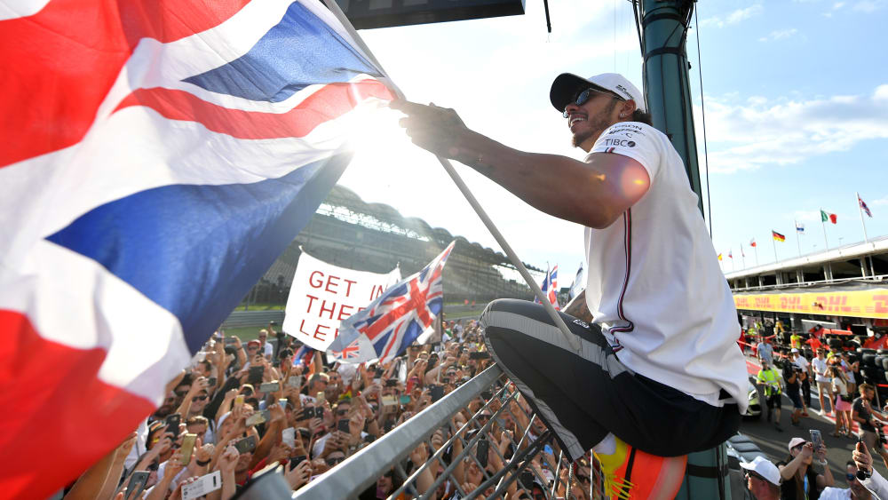 Jubel mit Union Jack: Weltmeister Lewis Hamilton feiert seinen Triumph am Hungaroring.
